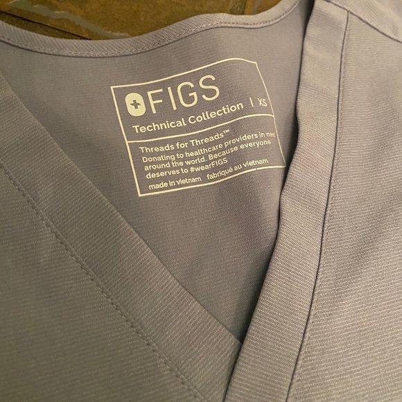 New Figs One-Pocket Scrub Top - Picture 5 of 6